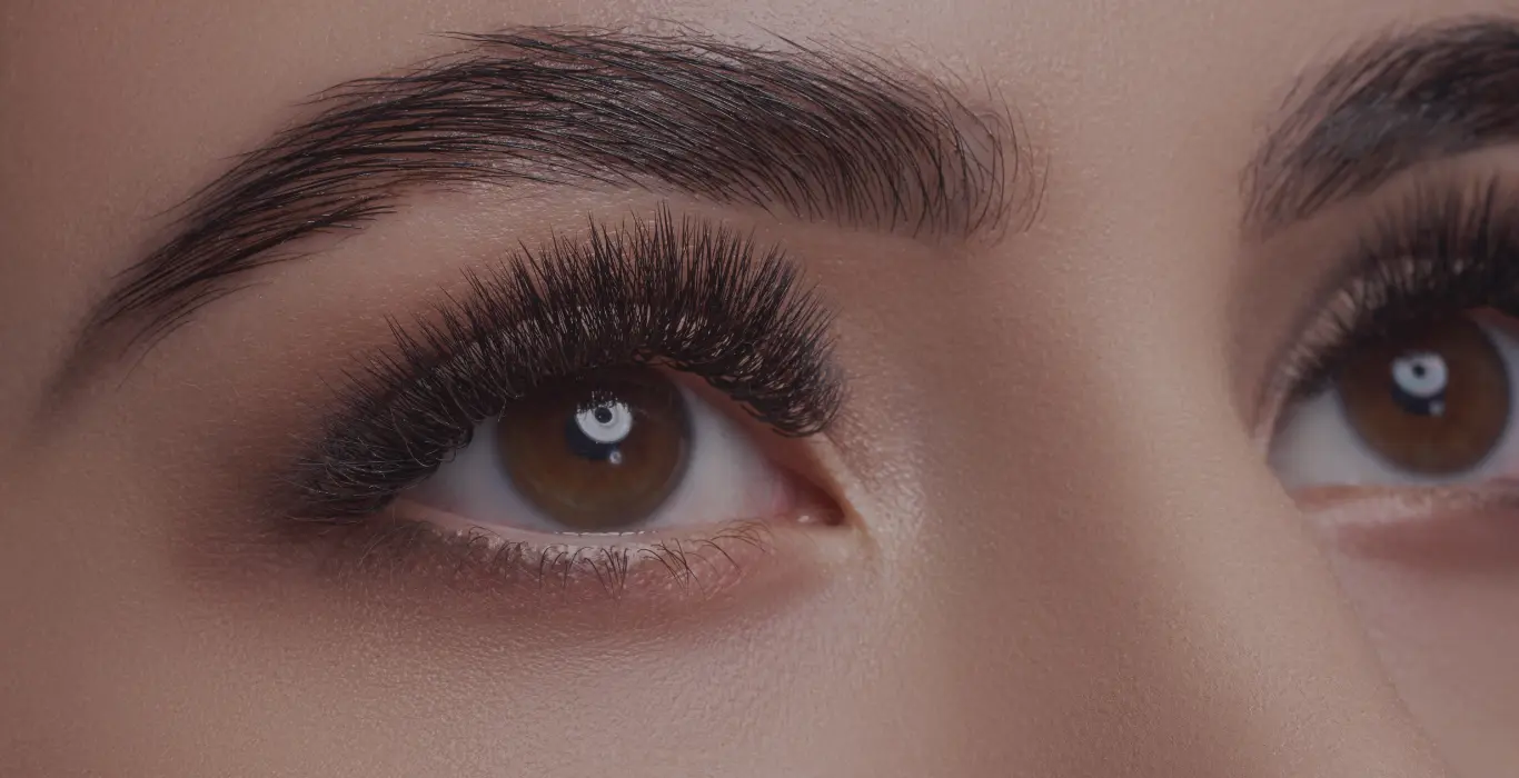 Cejas gruesas, peinadas y definidas en primer plano