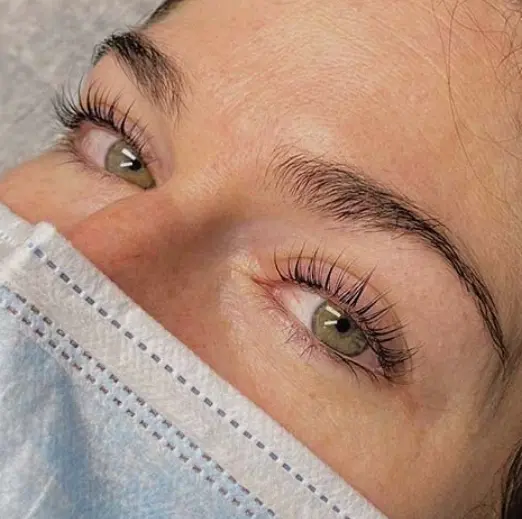 Natural lashes curled upwards after lash lifting at our Málaga salon