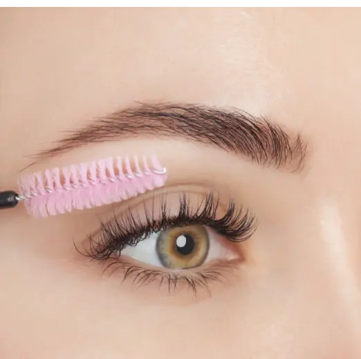 Peinado de pestañas teñidas con cepillo rosa